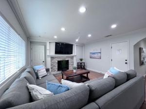 Fotografie z fotogalerie ubytování Lovely Anaheim Pool Home 1 Mile to Disney v destinaci Anaheim