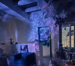 TV a/nebo společenská místnost v ubytování Hydria Guest House Art Gallery Dimora d artista con terrazza e vasca idromassaggio nel cuore del borgo antico Artists Home with terrace and jacuzzi in the heart of the old town