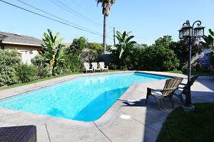 Bazén v ubytování Lovely Anaheim Pool Home 1 Mile to Disney nebo v jeho okolí