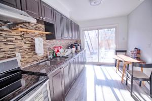 Fotografie z fotogalerie ubytování Beautiful 2nd floor Bedroom v destinaci Vaughan