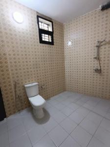 サリー・ポルチュダルにあるHome Horizons Salyのトイレと窓のあるバスルーム