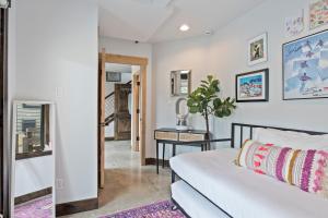 Fotografie z fotogalerie ubytování Dual Unit Mountain Retreat, 4BR, Prime Location, Sleeps 10, Historic Charm & Modern Luxury, Steps to Main St! v destinaci Park City