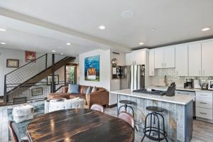 Η κουζίνα ή μικρή κουζίνα στο Gorgeous Views for 4, 5 Min to Base, Full Kitchen, 2 Beautiful Patios, Restaurants Nearby