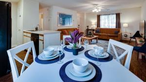 Posezení v ubytování Near Gardens & Downtown - Stay At a Coastal-Haven!