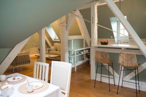 a kitchen and dining room with a table and chairs at Marnie et Mister H in Rennes