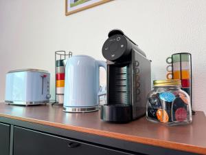 Příslušenství pro přípravu čaje a kávy v ubytování 10 min to Calheta Beach - Apartamento Da Natureza - KING Size Bed - LARGE Terrace