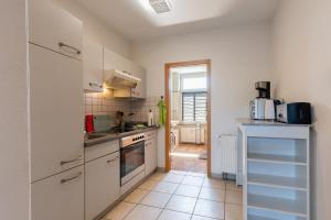 Kuchyň nebo kuchyňský kout v ubytování FLEX Aparts - möblierte 2-Raum Wohnung in Zwickau