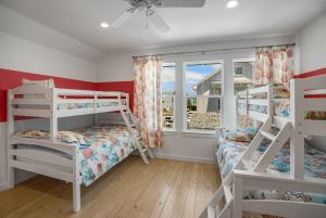 1 Schlafzimmer mit 3 Etagenbetten und einem Fenster in der Unterkunft Sea Glass Cottage - Beach Gear Credit Included! in Port Aransas + 45 Fotos