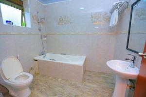 Koupelna v ubytování Goldrock Hotel