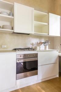 A kitchen or kitchenette at Villa Giardino Lucca heated pool, 2 miles Lucca