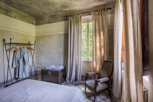 A bed or beds in a room at Villa Giardino Lucca heated pool, 2 miles Lucca