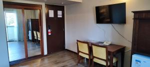 Televiisor ja/või meelelahutuskeskus majutusasutuses Quarto de hotel na Rua Verbo Divino