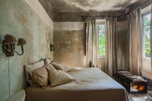 A bed or beds in a room at Villa Giardino Lucca heated pool, 2 miles Lucca