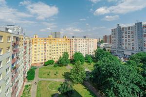 une vue aérienne sur une ville avec des bâtiments et un parc dans l'établissement Team Flat & Urban Family Comfort - HomeBase with a Castle view, à Petržalka