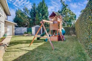 Herní místnost nebo prostor pro děti v ubytování Beautiful Backyard Oasis 5 bedroom 3 Bathroom Home