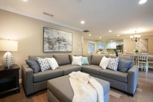Χώρος καθιστικού στο Fantastic 6 bedroom, 45 bath home (4 master Suites), pool home