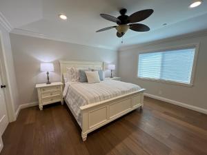 Ένα ή περισσότερα κρεβάτια σε δωμάτιο στο Fantastic 6 bedroom, 45 bath home (4 master Suites), pool home