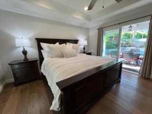 Ένα ή περισσότερα κρεβάτια σε δωμάτιο στο Fantastic 6 bedroom, 45 bath home (4 master Suites), pool home +21 φωτογραφίες