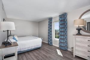 un dormitorio con una cama y una ventana en Second Floor Master Suite Bay View, en North East