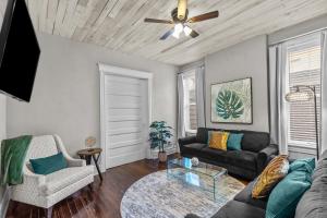 Posezení v ubytování Cozy Shaw Sanctuary | JZ Vacation Rentals