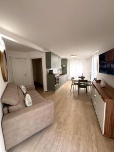 ein Wohnzimmer mit Couch und Tisch in der Unterkunft Sara Home Flo in Florenz