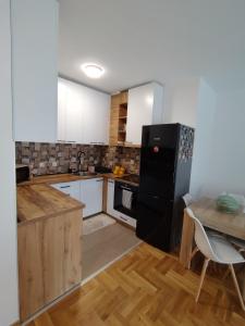 Kuhinja ili čajna kuhinja u objektu Apartman Fenix +6 fotografija