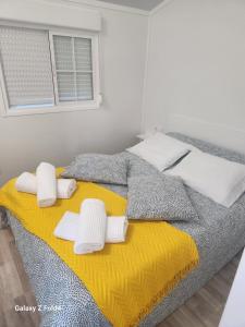 a bedroom with a bed with towels on it at Casa vieira in Bico
