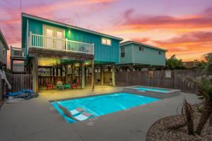 Kolam renang di atau dekat dengan Boogie Board Bungalow - Pet Friendly! PRIVATE POOL!