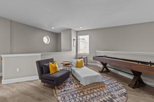 Χώρος καθιστικού στο West End Whimsy | JZ Vacation Rentals