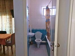 a bathroom with a toilet and a sink at S1 Moderne à Ennasr 2 - Vue Jardin, Fibre Optique & Proche de Tout in Ariana