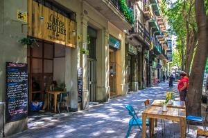 バルセロナにあるHabitat Apartments Parlament Balconiesの市道のテーブルと椅子の道