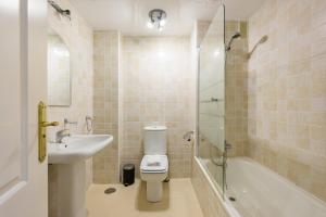 マルベーリャにあるStylish 2-Bed Apartment with Large Terrace & Poolのトイレ、洗面台、シャワー付きのバスルーム +13枚の写真