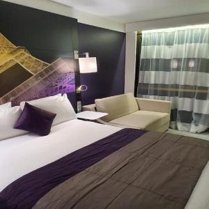 Postel nebo postele na pokoji v ubytování Hotel Infinity International Near IgI Airport