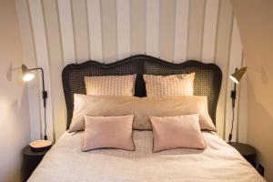 a bed with a white comforter and pillows at Marnie et Mister H in Rennes