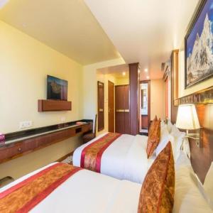 TV a/nebo společenská místnost v ubytování Hotel Infinity International Near IgI Airport