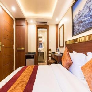 Postel nebo postele na pokoji v ubytování Hotel Infinity International Near IgI Airport