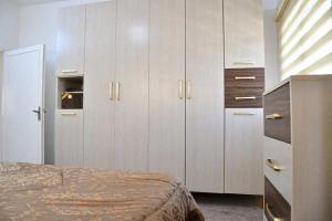 Кровать или кровати в номере Furnished Apartment شقة مفروشة