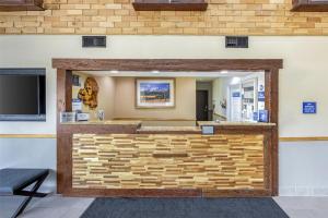 Ο χώρος του λόμπι ή της ρεσεψιόν στο Best Western Woodburn Inn +51 φωτογραφίες