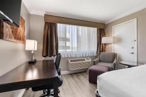Katil atau katil-katil dalam bilik di Best Western Plus LA Mid-Town Hotel +41 gambar