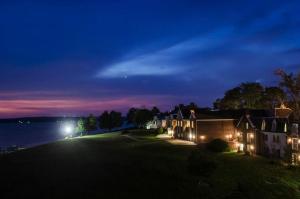 una casa en la orilla de un lago por la noche en First Floor East Standard Deluxe, en North East