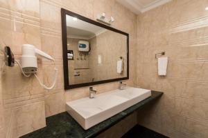 Koupelna v ubytování Hotel Infinity International Near IgI Airport + 30 fotografií