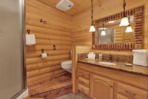 een badkamer in een blokhut met een toilet en een wastafel bij Woodland log #1887 in Big Bear Lake +27 foto's