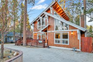 una casa nel bosco con un vialetto di The Cozy Cottage#2384 a Big Bear Lake