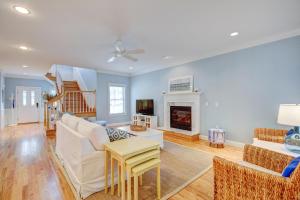 ein Wohnzimmer mit einer weißen Couch und einem Kamin in der Unterkunft Robinsons drive 38223 in Rehoboth Beach