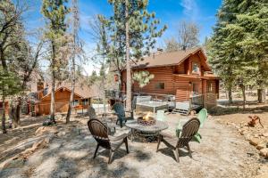 een blokhut met een tafel en stoelen in de tuin bij Woodland log #1887 in Big Bear Lake
