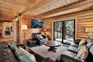 een woonkamer met een leren bank en een tafel bij Woodland log #1887 in Big Bear Lake