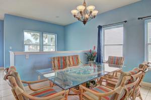 Galeriebild der Unterkunft Casa Las Palmas - Pet Friendly! Boardwalk to the Beach! in Mustang Beach