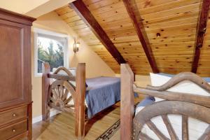 una camera da letto in stile baita di tronchi con letto e finestra di The Cozy Cottage#2384 a Big Bear Lake