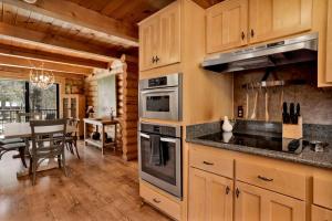 een keuken met houten kasten en een eetkamer bij Woodland log #1887 in Big Bear Lake