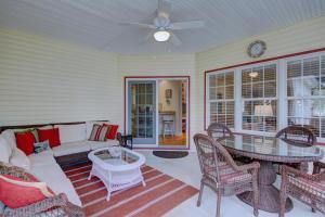 ein Wohnzimmer mit Sofa und Tisch in der Unterkunft Robinsons drive 38223 in Rehoboth Beach